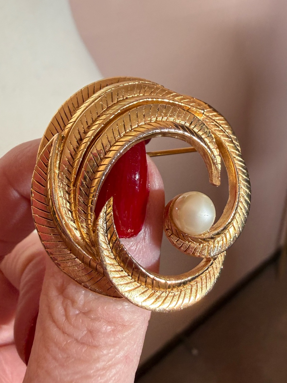 Vintage retro gold pearl floral circle wreath brooch